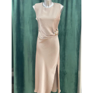 Vestido de raso con hombreras y detalle dorado | Doble S Moda