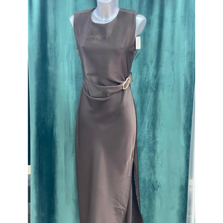 Vestido de raso con hombreras y detalle dorado | Doble S Moda