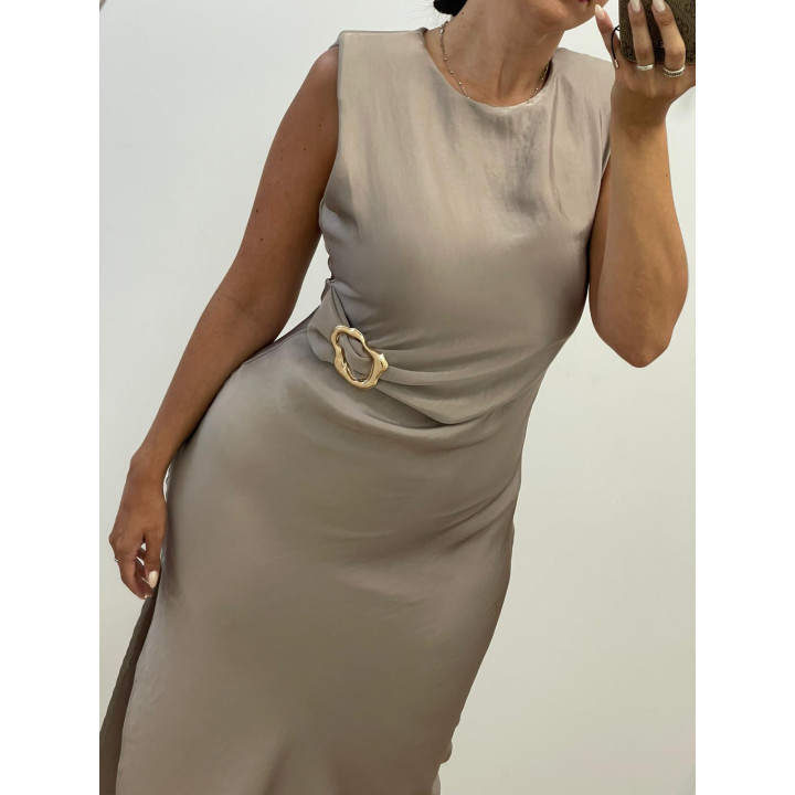 Vestido de raso con hombreras y detalle dorado | Doble S Moda