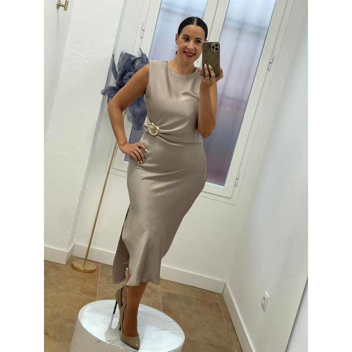 Vestido de raso con hombreras y detalle dorado | Doble S Moda