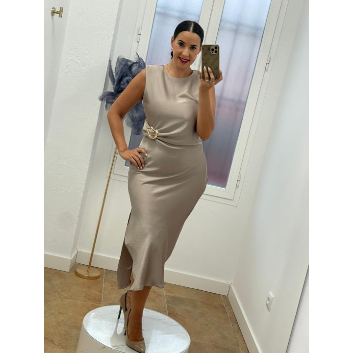 Vestido de raso con hombreras y detalle dorado | Doble S Moda