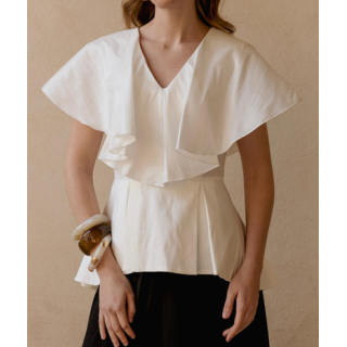 Top beige elegante con volante – Doble S Moda