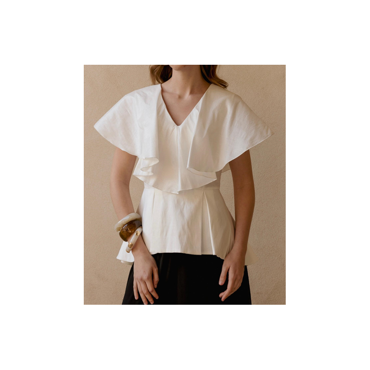 Top beige elegante con volante – Doble S Moda