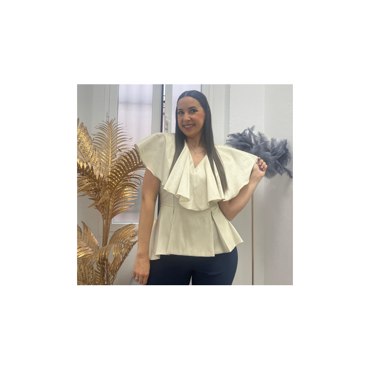 Top beige elegante con volante – Doble S Moda