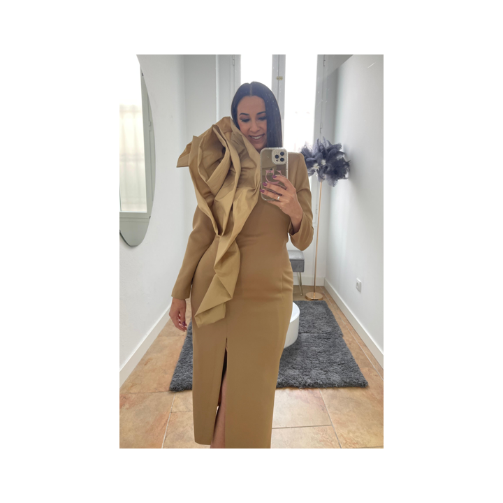 Vestido Ajustado con Volante Grande en el Hombro – Elegancia Única | Doble S Moda