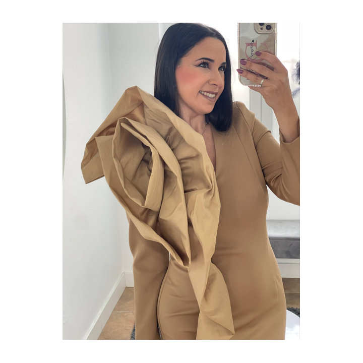 Vestido Ajustado con Volante Grande en el Hombro – Elegancia Única | Doble S Moda